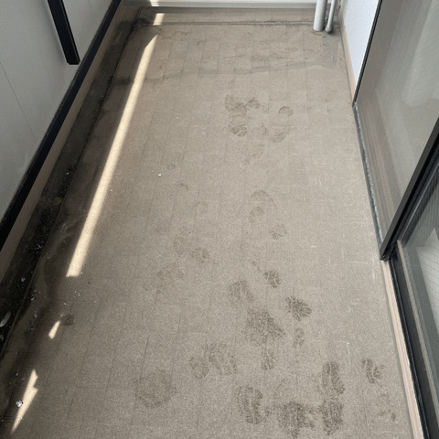 施工前：床面の黒ずみ・排水溝のヘドロ（神戸市灘区）