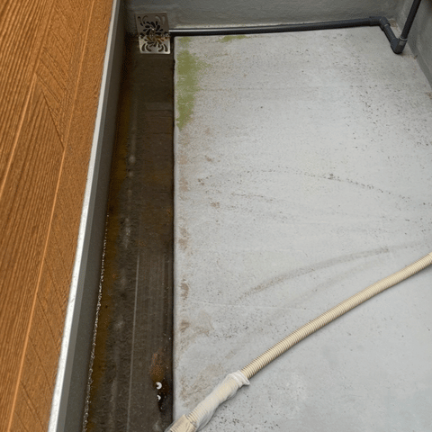 施工前：前の入居者の黒ずみ・排水溝汚れ（神戸市中央区）